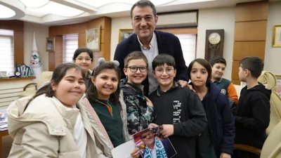 Ziyarete, öğretmen Şafak Gezmiş rehberliğindeki ilkokul öğrenci grubu katıldı.  Ders