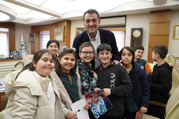 Ziyarete, öğretmen Şafak Gezmiş rehberliğindeki ilkokul öğrenci grubu katıldı.  Ders