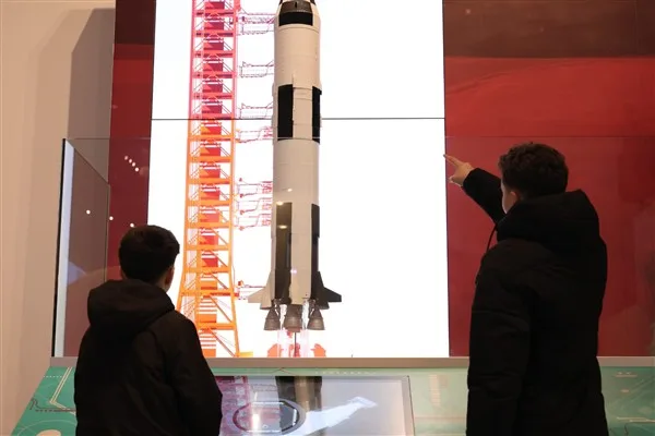 Rehberler eşliğinde gerçekleştirilen gezi kapsamında öğrenciler, GUHEM bünyesinde yer alan