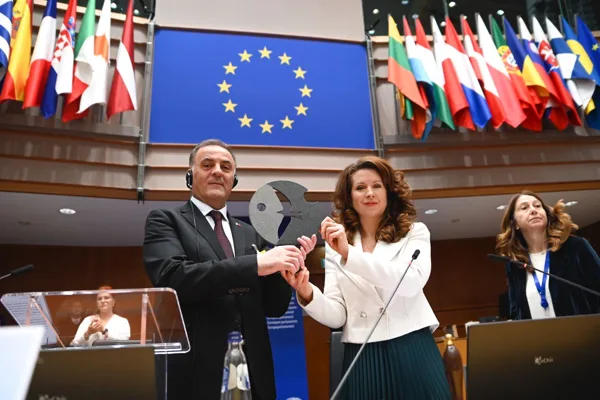 Avrupa Bölgeler Komitesi’nin demokrasi ve insan onuru adına verdiği saygın