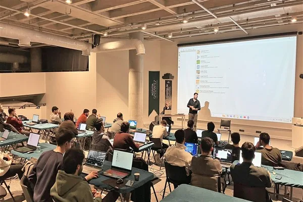 Programlar iftardan sahura kadar süren eğitimlerle üretim ve proje geliştirmeye