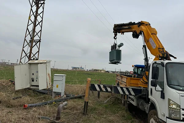 Dicle Elektrik ekipleri, Harran il&ccedil;esi Yenice Mahallesi kırsalındaki 50 d&ouml;n&uuml;ml&uuml;k