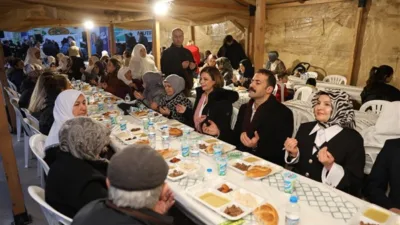 Sarıcakaya Hizmet Yerleşkesi’nde düzenlenen programa Ayşe Ünlüce, Talat Yalaz, Uğur Tepe,