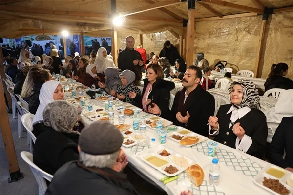 Sarıcakaya Hizmet Yerleşkesi’nde düzenlenen programa Ayşe Ünlüce, Talat Yalaz, Uğur Tepe,