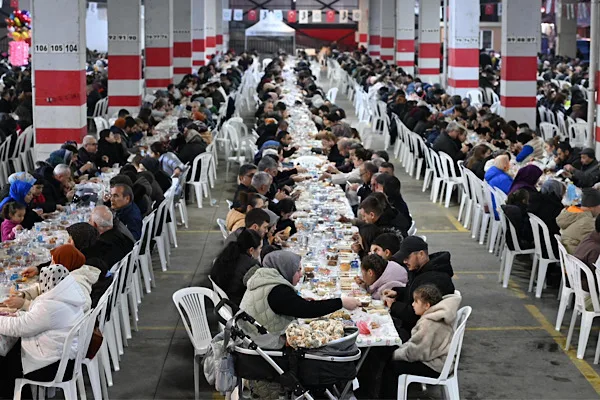 Manisa B&uuml;y&uuml;kşehir Belediyesi tarafından organize edilen iftar sofrası, Soma Pazaryeri