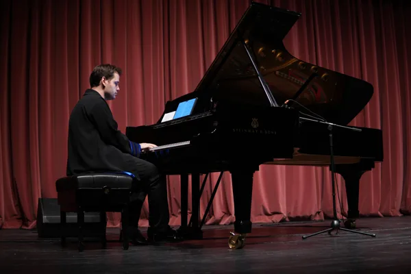 Kabak kemane sanatçısı Özgür Çelik ve piyanist Deniz Kocaman’dan oluşan