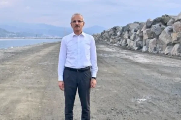 Ulaştırma ve Altyapı Bakanı Abdulkadir Uraloğlu,&nbsp;H&uuml;rm&uuml;z Boğazı&rsquo;ndaki ve b&ouml;lgedeki su