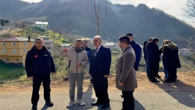 Yemişli&rsquo;de aşırı yağış nedeniyle zarar g&ouml;ren evler ve yolları gezen