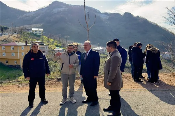 Yemişli&rsquo;de aşırı yağış nedeniyle zarar g&ouml;ren evler ve yolları gezen