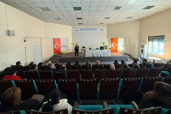 Kadın ve Aile Daire Başkanlığı Konferans Salonu&rsquo;nda ger&ccedil;ekleştirilen programa, B&uuml;y&uuml;kşehir