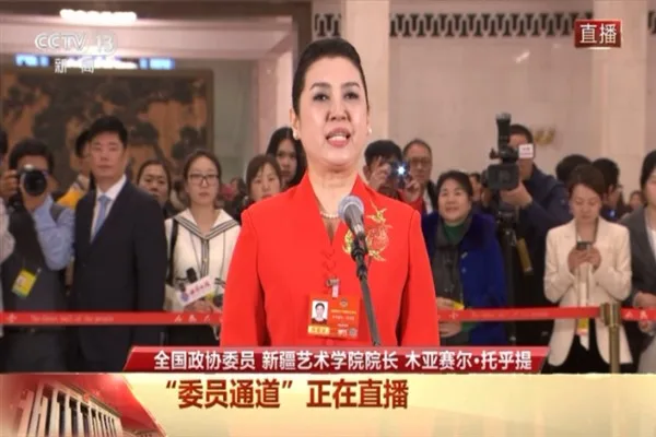 ÇHSDK üyesi ve Xinjiang Sanat Üniversitesi Rektörü Muyesser Tohti, gazetecilere