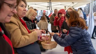 Baharın gelişini simgeleyen &lsquo;kırmızı-beyaz&rsquo; marteni&ccedil;kalar, meydanda kurulan stantlarda vatandaşların bileklerine