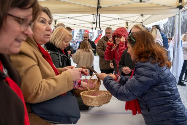 Baharın gelişini simgeleyen &lsquo;kırmızı-beyaz&rsquo; marteni&ccedil;kalar, meydanda kurulan stantlarda vatandaşların bileklerine